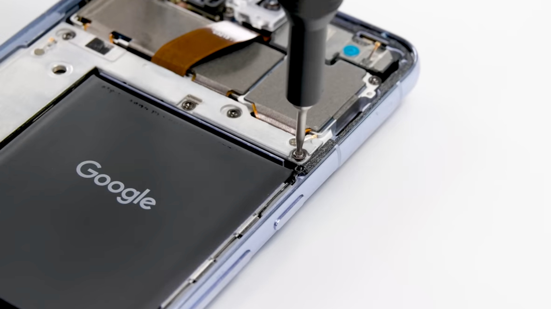 iFixit разобрали Pixel 8 Pro и показали датчик температуры - Rozetked.me