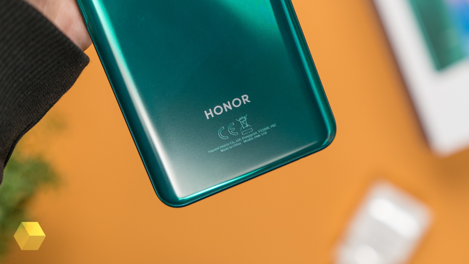 Официально: Huawei продаёт бизнес Honor