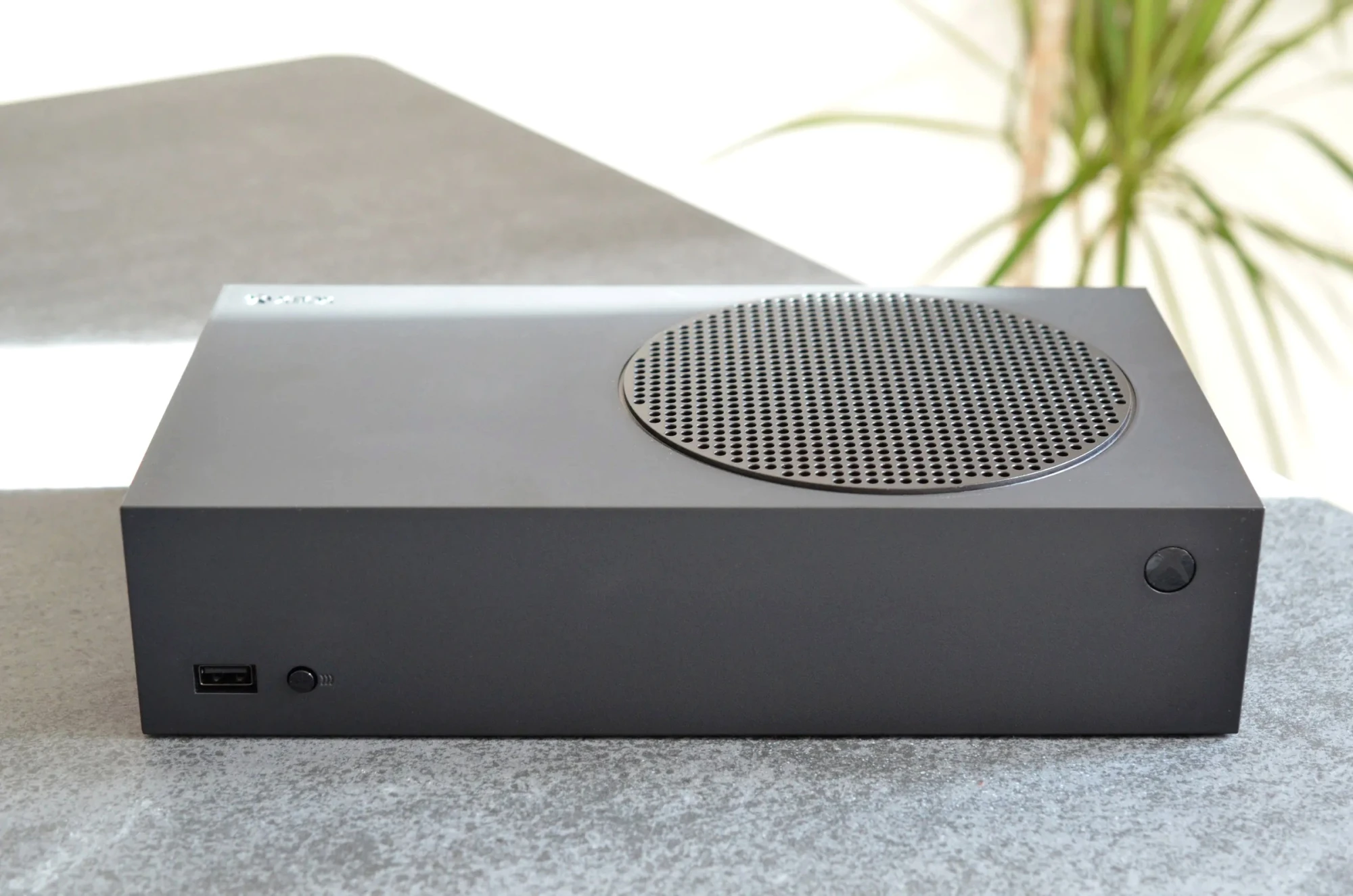 Фото: чёрная Xbox Series S с накопителем на 1 ТБ - Rozetked.me