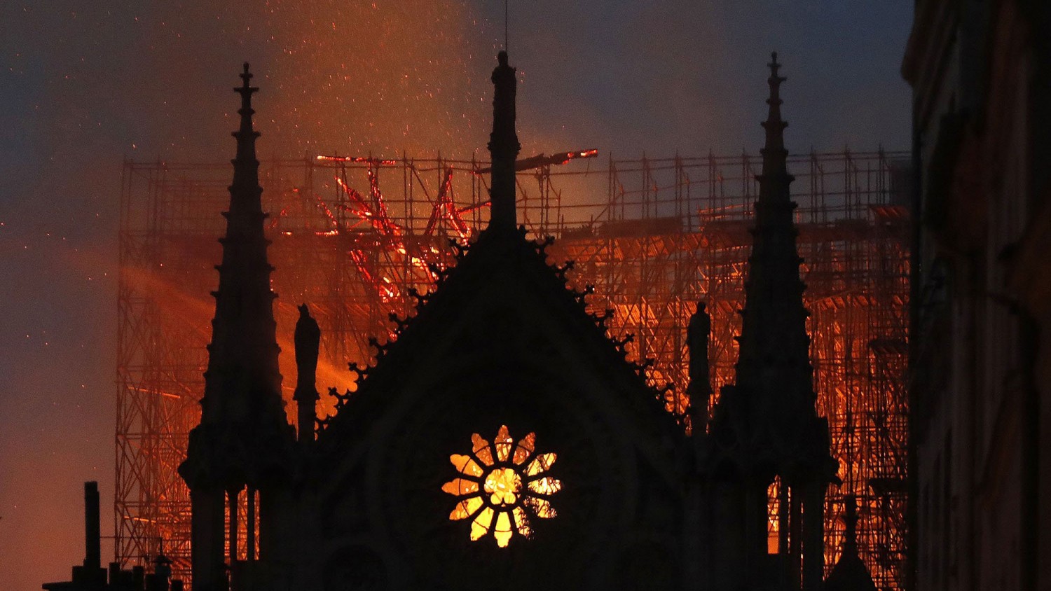 В Париже горит собор Нотр-Дам-де-Пари