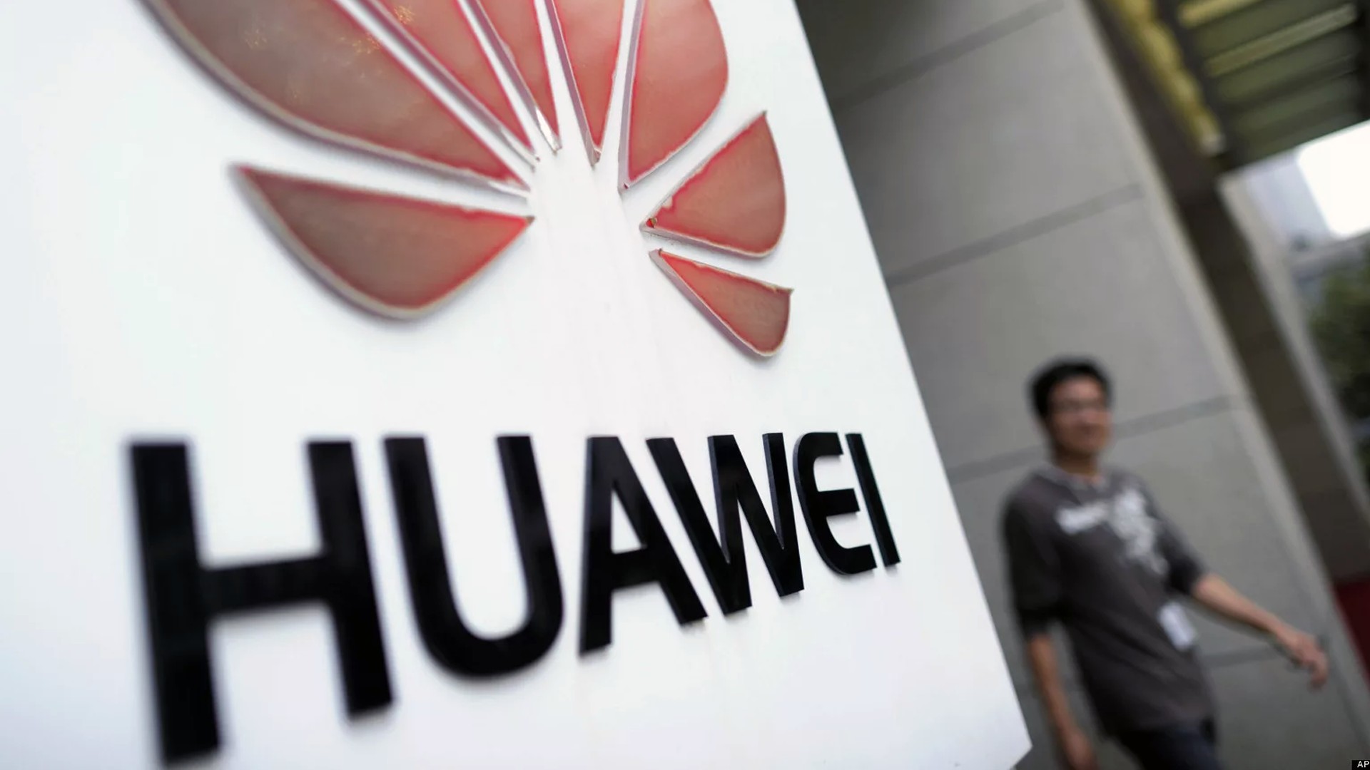 Huawei наказала двух сотрудников из-за записи в Twitter, отправленной с iPhone
