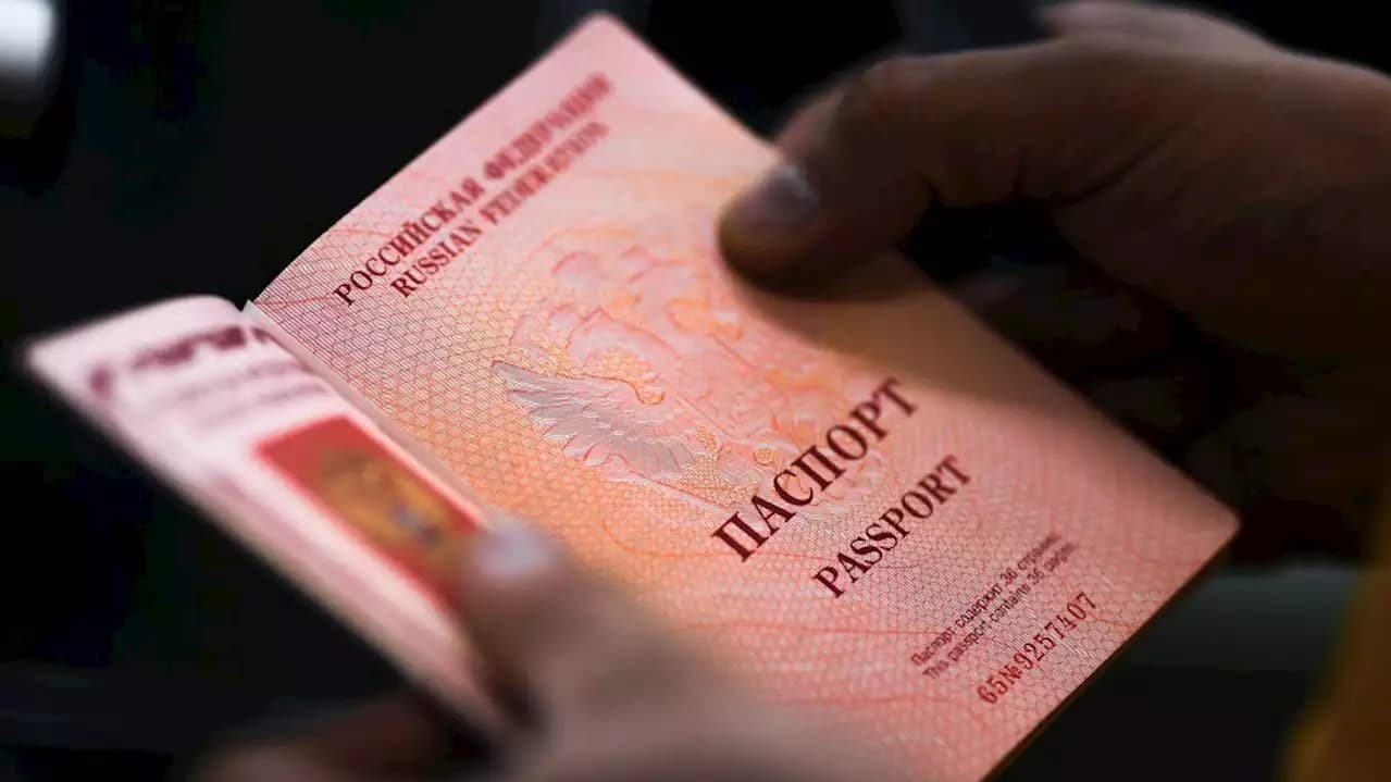 Внедрение электронных паспортов начнётся в России в следующем году